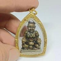 ราคา Bกุมารทอง อุดมทรัพย์ เลี่ยมกรอบทองกันน้ำอย่างดี หลวงพ่อ เปิ่น วัดบางพระ ฟรี ผ้ายันต์ ท้าวเวสสุวรรณ (18621130451)