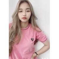 ราคา เสื้อยืดพราด้า สีพื้น คอกบม ผ้าคอตตอน ดีเทลกุ๊นคอ แขน และโลโก้ (18794031441)