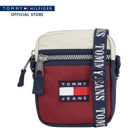 ราคา Tommy Hilfiger กระเป๋าคล้องไหล่ผู้ชาย รุ่น AM0AM11651 0GZ สีน้ำเงิน (21022093005)