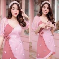 ราคา TW13481 เดรสสั้นทรงป้ายหน้า ผูกโบว์ข้าง แขนพองแต่งผ้าซีทรูลายจุด ติดดอกไม้ (4647452426)