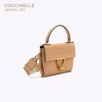 ราคา COCCINELLE กระเป๋าคลัชผู้หญิง รุ่น ARLETTIS SIGNATURE CLUTCH 190301 สี TOASTED (21018712597)