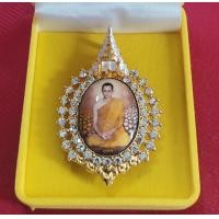 ราคา ล็อกเก็ต เข็มกลัด จี้ห้อยคอ พระบรมฉายาลักษณ์ ทรงผนวช ในหลวงรัชกาลที่ 9 พร้อมกล่อง (20787539405)