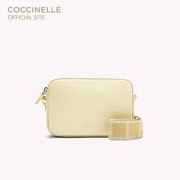 ราคา COCCINELLE กระเป๋าสะพายผู้หญิง รุ่น TEBE MINI CROSSBODY POCHETTE 55I101 สี BUTTER (20999208090)