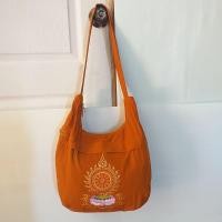 ราคา ย่าม ย่ามโค้ง ย่ามโค้งปักลายธรรมจัก ย่ามโค้งผ้าโทเรหนา (19549729277)