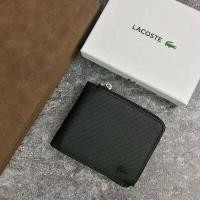 ราคา กระเป๋าสตางค์ ล า ค อ ส SHORT WALLET ขนาดกระทัดรัดแบบพับสองตอนสำหรับคุณผู้ชาย พกพาสะดวก ด้านหน้าติดโลโก้แบรนด์ (1266696509)