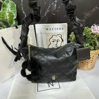 ราคา กระเป๋าสะพายข้าง LYN HOBO แถมที่ห้อยดอกไม้ หนังนึ่มนิ่มมาก (20956997972)