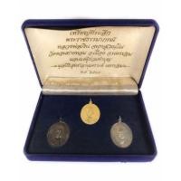 ราคา ชุดกรรมการ เหรียญหลวงพ่อเงิน วัดดอนยายหอม นครปฐม ปี 2518 เหรียญคมสวย พร้อมกล่องกรรมการ (3483710126)