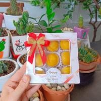 ราคา ขนมเปี๊ยะไส้ถั่วไข่เค็ม อบควันเทียน ขนมเปี๊ยะโบราณ ขนมเปี๊ยะอบควันเทียน กล่องละ 9 ลูก (11672385855)