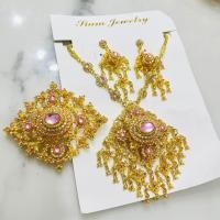 ราคา vintage jewelry เครื่องประดับไทย เครื่องประดับชุดไทย พลอยเทียมสร้อยคอ สร้อยคอจี้ ชุดสูทสีทอง ต่างหู หัวเข็มขัด สีแดง (20906127330)