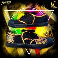 ราคา รองเท้าตะกร้อ รองเท้านันยางแท้เพ้นท์ลายแบล็คโกล ซักได้สีไม่หลุด รับประกันคุณภาพ ไม่ตรงปกยินดีคืนเงินMade in Thailand (20406869187)