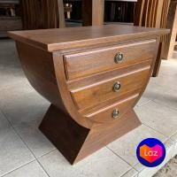 ราคา ตู้หัวเตียงไม้สัก ประกอบแล้ว สูง 53 cm โต๊ะหัวเตียง 3 ลิ้นชัก โต๊ะวางของเอนกประสงค์ โต๊ะวางแจกัน โต๊ะวินเทจ Teak Nightstand Wooden Cabinet Bedside (20483791472)