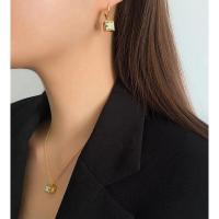 ราคา พรีเมี่ยม ชนชอป ต่างหู เซรีน สีทอง ปั้มตัวฐาน สลับสี ทรงสี่เหลี่ยมลูกเต๋า แบบห่วง น้ำหนักเบา (21313462532)