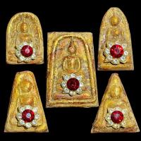 ราคา สมเด็จชุดพระเบญจภาคี 5 องค์ ลงรักปิดทองเก่าประดับพลอย หลังถุงทอง กรุวังหน้า (20824957466)