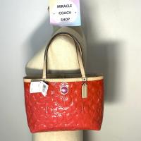 ราคา กระเป๋า Coach แท้ หนังแก้ว ลาย Signature สายหนังแท้ ใบเล็ก เบา มีตำหนิเปื้อนด้านหลัง ลดราคาล้าง Stock COACH 49826 SIGNATURE EMBOSSED PATENT TOP HANDLE TOTE CLEARANCE (21145365464)