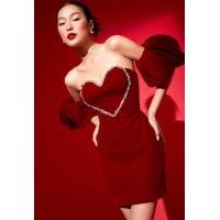 ราคา PISAMAI เดรสเกาะอกสีแดงช้วงอกแต่งหัวใจเพชรวิ้งๆ มาพร้อมปอกแขน (20938248012)