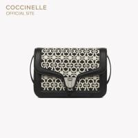 ราคา COCCINELLE กระเป๋าสะพายผู้หญิง รุ่น MARVIN TWIST MONOGRAM CROSSBODY BAG 150101 สี MULTI NOIR NOIR (21255266457)