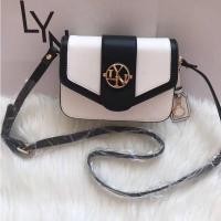 ราคา กระเป๋าสะพายข้าง วิเวียน LYN Crossbody รุ่นใหม่ สายปรับได้มีป้ายหนังห้อย มีถุงผ้า กดเลือกรับถุงกระดาษได้ สินค้าพร้อมส่ง (20251608381)