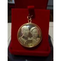 ราคา เหรียญที่ระลึก2พระองค์ในหลวงรัชกาลที่9 และพระพันปีหลวงเหรียญพระราชทาน แบบทองล้วน งานเลี่ยมทองไมครอนเกรดAกันน้ำ พร้อมกล่องกำมะหยี่ (18167129792)