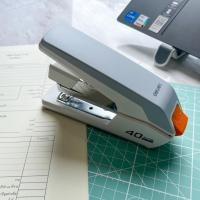 ราคา Deli ที่เย็บกระดาษประหยัดแรง เครื่องเย็บกระดาษ แม็ก สามารถเย็บได้สูงถึง 60 แผ่น อุปกรณ์สำนักงาน ที่เย็บกระดาษ (19798773641)