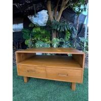 ราคา Sukthongแพร่ ตู้วางทีวีไม้สักเเท้ โต๊ะกลาง 55x85x50ซม ตู้เอนกประสงค์ SUKP 531 N สีไม้สักเก่าด้าน ลิ้นชักรางเลื่อนคู่ รุ่นมือจับหลุม (20818162417)