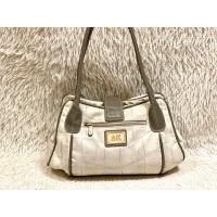 ราคา กระเป๋าหนังมือสอง แบรนด์ ANNE KLEIN สภาพมีร่องรอยการใช้งาน มีช่องใส่ของช่องใหญ่ 1 ช่อง ภายในสะอาด กระเป๋ามีขนาดฐานกว้าง 4 นิ้ว ยาว 10 นิ้ว สูง 8 นิ้ว (21070748247)