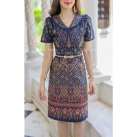 ราคา ชุดลายไทยสวยๆ เดรสผ้าไทยสวยๆ ชุดเดรสผ้าไหมแกมฝ้ายทอลายแน่นๆ รุ่นคอบัวระบาย กระดุมปั๊ม งานอัดกาว เดรสผ้าไทยเรียบหรู (17411947589)