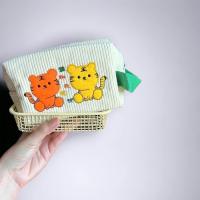 ราคา พร้อมส่ง กระเป๋าเก็บของผ้าลูกฟูก กระเป๋าอเนกประสงค์ กระเป๋าเก็บของ กระเป๋าเครื่องสำอาง กระเป๋าใส่ดินสอ กระเป๋าเก็บของปักลายเสือ (19119875049)