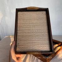 ราคา ถาดไม้ ถาดเสิร์ฟ ถาดเสื่อสาน มี 3 ขนาด ขนาด เล็ก กว้าง 8 นิ้ว x ยาว 11 นิ้ว ขนาด กลาง กว้าง 9 นิ้ว x ยาว 12 นิ้ว ขนาด ใหญ่ กว้าง 11 นิ้ว x ยาว 14 นิ้ว เหมาะสำหรับ เป็นถาดวางแก้วกาแฟ ถาดวางของ กระจุกกร