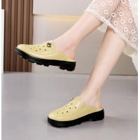 ราคา ꕥCatalog shoesꕥ รองเท้าคัชชูเปิดส้นแต่งฉลุ ประดับหมุดหงส์ติดคริสตัลเพชร 4 สี เบอร์ 36 40 120 (19956019212)