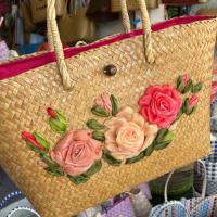 ราคา กระเป๋าสานกระจูด ปักดอกไม้ผ้า 3 มิติ มีซิปซับใน กระเป๋าสาน กระจูด กระเป๋าแฮนด์แมด ตะกร้าสาน กระเช้าสาน ของขวัญ (14294450714)
