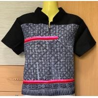 ราคา เสื้อใยกัญชงสีดำ คอจีน แขนสั้น แต่งงานเขียนเทียนมือ ลายโบราณ กระดุมเงิน ซับในทั้งตัว ผ่าข้าง อก 42 ยาว 21 (20037913106)