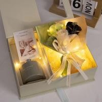 ราคา เซ็ทของขวัญกุหลาบพร้อมก้านน้ำหอม 6สี มาพร้อมถุงกล่องครบ ดูหรูดูแพง สินค้าพร้อมส่ง (21385585257)