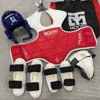 ราคา ชุดเกราะ MOOTO ทั้งชุด PROTECTOR SETS TAEKWONDO ทั้งกระเป๋า เกราะ สนับแขนขา หมวก กระจับ ชุดเกราะเทควันโด ชุดป้องกัน เกราะ เทควันโด (17446070427)