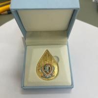 ราคา เข็มที่ระลึกตราสัญลักษณ์พระราชพิธีมหามงคลเฉลิมพระชนมพรรษา 90 พรรษา สมเด็จพระบรมราชชนนีพันปีหลวง (16195903821)