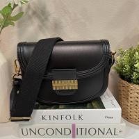 ราคา กระเป๋าสะพายข้างทรงโค้ง ck ทรงคลาสสิก พร้อมส่ง (20500018478)