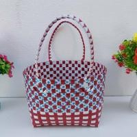 ราคา กระเป๋าสะพายทรงสี่เหลี่ยม สานเส้นพลาสติก กระเป๋าถือ ตะกร้าสาน โทนแดง กว้าง18 ยาว 25 สูง 20 CMขอบปากตระกร้า (12188720252)