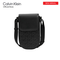 ราคา CALVIN KLEIN กระเป๋าสะพายข้างผู้ชาย Saddle Phone Bag รุ่น HP2095 001 สีดำ (21410289972)