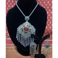 ราคา ชุดสร้อย ต่างหู เงินรมดำ เงินขาว สีทองใส่กับชุดไทยสวยๆ (21310549681)