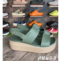 ราคา Crocs Brooklyn Low Wedge รองเท้าผู้หญิง (16602289130)