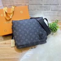 ราคา กระเป๋าสไตล์หลุยส์ LV bag style กระเป๋าสะพายข้างผู้ชาย 10 นิ้ว แถมถุงผ้า ฟรี เข็มขัดชาย เกรดพรีเมียม (16088337618)