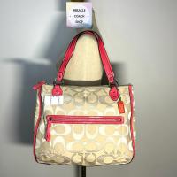 ราคา กระเป๋าถือ COACH แท้ ผ้าลาย SIGNATURE สายหนังแก้ว ใบใหญ่ เบา มีตำหนิที่สายหนังแก้ว COACH 22455 POPPY SIGNATURE METALLIC OUTLINE HALLIE TOTE CLEARANCE (21264560686)