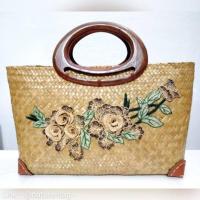 ราคา L กระเป๋า กระจูดสาน หูไม้ ขนาดปากกว้าง 14xสูง8 นิ้ว ซิบ บุผ้า 2ช่องเหรียญ สีธรรมชาติ มุมสีแทน มี 2 รุ่น เรียบหร (1591880101)