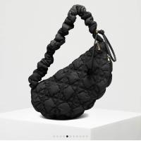 ราคา CARLYN Cozy M แบรนด์แท้จาก พร้อมส่ง freeของแถมแบรนด์ (21407051379)