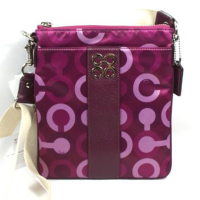 ราคา กระเป๋าถือ COACH แท้ ผ้าซาติน ลาย Coach Op Art สายผ้าปรับได้ ทรงสวยหรู รุ่นหายาก COACH 44173 JULIA OPT ART SWINGPACK BAG PLUM (21018735616)