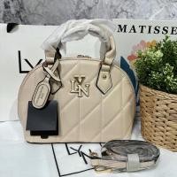 ราคา กระเป๋าถือ lyn ทรงโดม มีสายยาว ผู้ดีมากก ต้องมี ใส่ใบยาวได้นะคะ (20041262325)