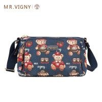 ราคา กระเป๋าสะพายข้างมีหลายช่องลายหมีน้อยนิชแบรนด์ลายหมีพูห์สำหรับผู้หญิงกระเป๋าสะพายไหล่ผ้าใบปักลายความจุใหญ่แมทช์ลุคง่ายกระเป๋าคุณแม่ (11742074131)