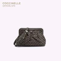 ราคา COCCINELLE กระเป๋าสะพายผู้หญิง รุ่น DILETTA MONOGRAM MINI CROSSBODY POCHETTE 550801 สี MULTIC BARK BARK (21017110953)
