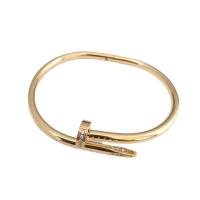 ราคา กำไลตะปูสีทอง มีตัวอักษรคาเทียร์บนกำไล (19794398712)