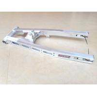 ราคา สวิงอาร์ม LS ทรงKRกล่องใหญ่ ทรงKRกล่องกลาง NUI RACING แท้100 จากโรงงาน HONDA LS แบบมีดิสดั้ม ทรง KR ขนาดเท่าเดิม สีดิบเงิน ส่งฟรี (14256404999)