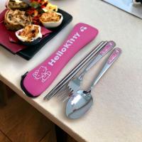 ราคา ช้อนส้อมเด็ก มี 2 ลาย คิตตี้โดเรม่อน พร้อมกระเป๋าเก็บ (21425033737)